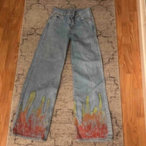  - Säljer mina Wide jeans från junkyard, har målat på dem men färgen går sakta bort efter tvätt (vet dock inte om de kan försvinna helt) därför de billiga priset 