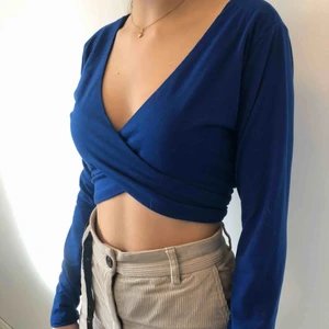  - Blå crop too från Bikbok i storlek M, passar som S