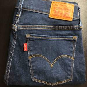 Snygga Levis 501 i modellen ”super skinny”, lågmidjade, bra skick!  säljer pga att de är för långa för mig (jag är 163 och har vikt upp de på bilden)  