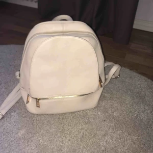  - Jättefin krämvit väska, använd ett fåtal gånger och säljs där med... jättefin att matcha till en ball outfit,😊