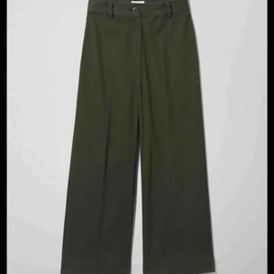  - Snygga croppade mörkgröna byxor den weekday!! Typ snyggaste modellen men kommer aldrig till användning:(( knappt använda, skriv för mer bilder!!🥰