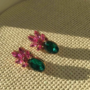  - Jättefina örhängen i ananasform. Använda en eller två gånger. Nyskick! 💕 Frakt på några kronor tillkommer ✨