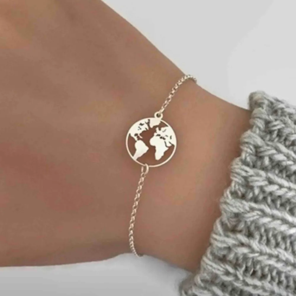 Silvrigt smyckesset i form av jorden/tellus. I setet ingår halsband, armband och örhängen! Fri frakt💞🌎 (säljer även ett guldigt set). Accessoarer.