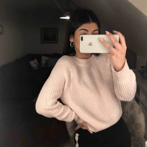  - Super fin rosa tröja från Gina Tricot💕  Väldigt mysig och varm material... Fraktas eller mötas i Borås