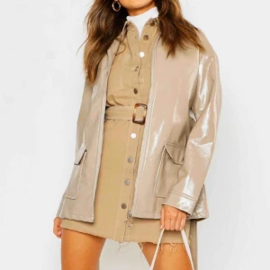  - Säljer min svarta lack jacka, knappast använd! Nypris: ca 800kr . Frakt tillkommer.