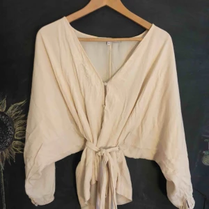  - Blus från other stories! Superfint material och fall, med band till midjan! 