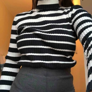  - Fin cropped polotröja från Beyond Retro! Framgår inte storlek men passar mig som är en S. Frakt: 55kr extrs, kan även mötas i södra sthlm 💗