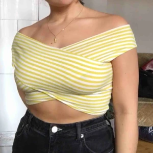  - randig offshoulder top Frakt 39 kr, totalpris 139 kr