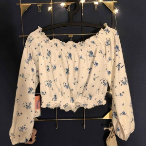  - Vit somrig topp med blått blom-mönster🤩 knappt använd🌟 frakt ingår i priset🥰