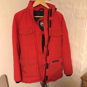 Canada goose jacka - Säljer min canada goose jacka som inte används längre. Fick i julklapp för ca 3 år sedan och använt den ca 3-4 gånger. Nypris runt 10 000kr. Säljer då den inte passar mig längre och nu bara hänger och dammar. Kan mötas upp eller frakta då köparen står för frakten.