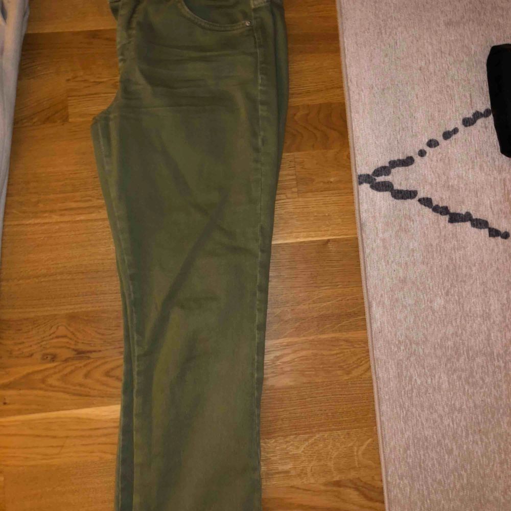 Gröna jeans från Zara! Vanlig midja, inte höga. Avklippta nertill så lite kortare modell. Jeans & Byxor.