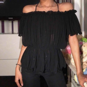  - Säljer den för 150kr, kan sänka pris, så kontakta mig på privat. 😘 blusen stretchar till storlek L.