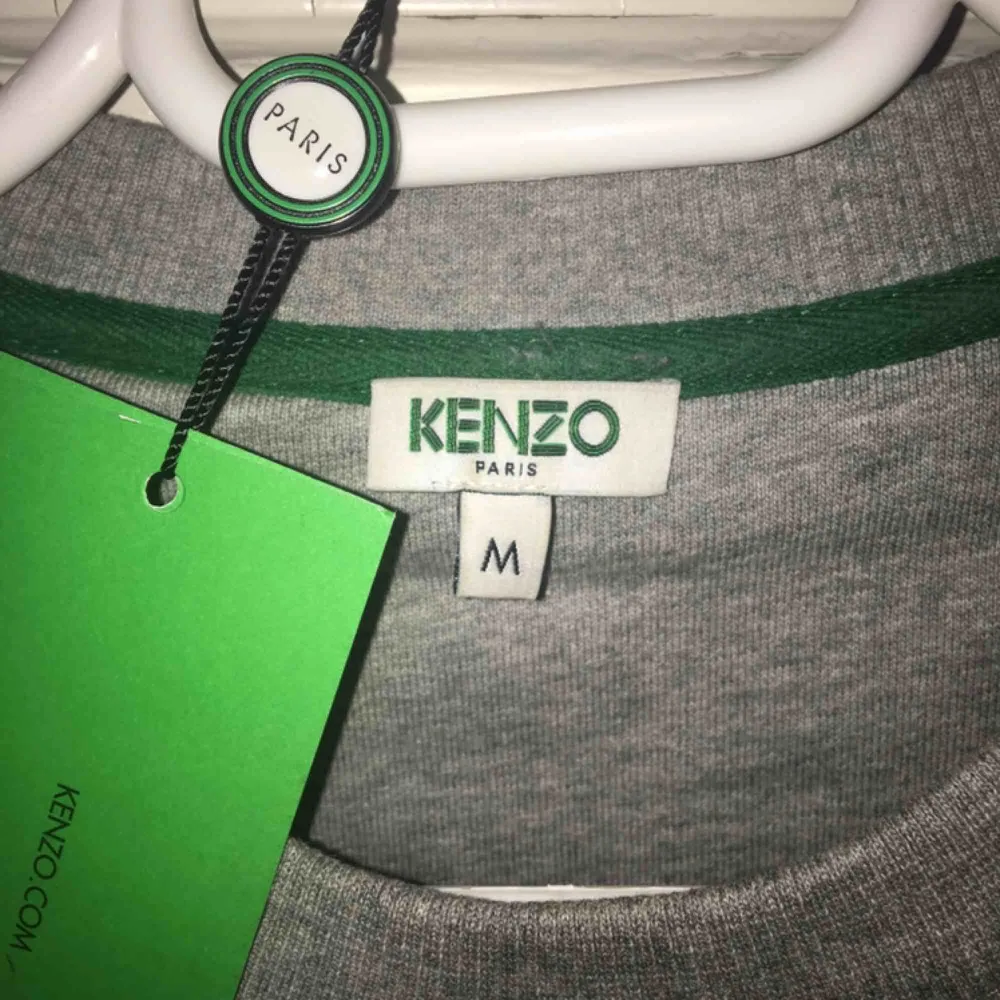 En fin Kenzo tröja i storlek M, använd två gånger.  Köparen står för frakten! Lite billigare vid snabb affär Pm för mer information.. Tröjor & Koftor.