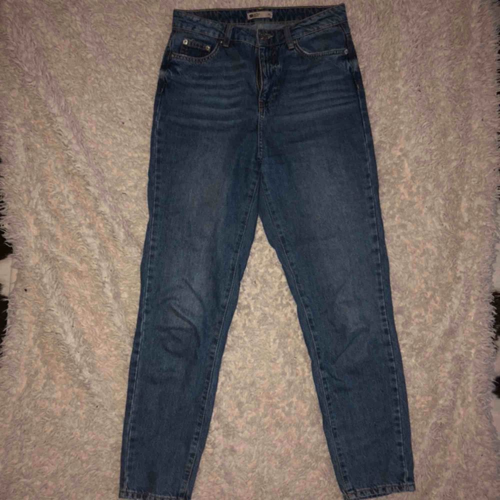 mom jeans från Gina Tricot i storlek 36. Frakt på 50kr tillkommer . Jeans & Byxor.