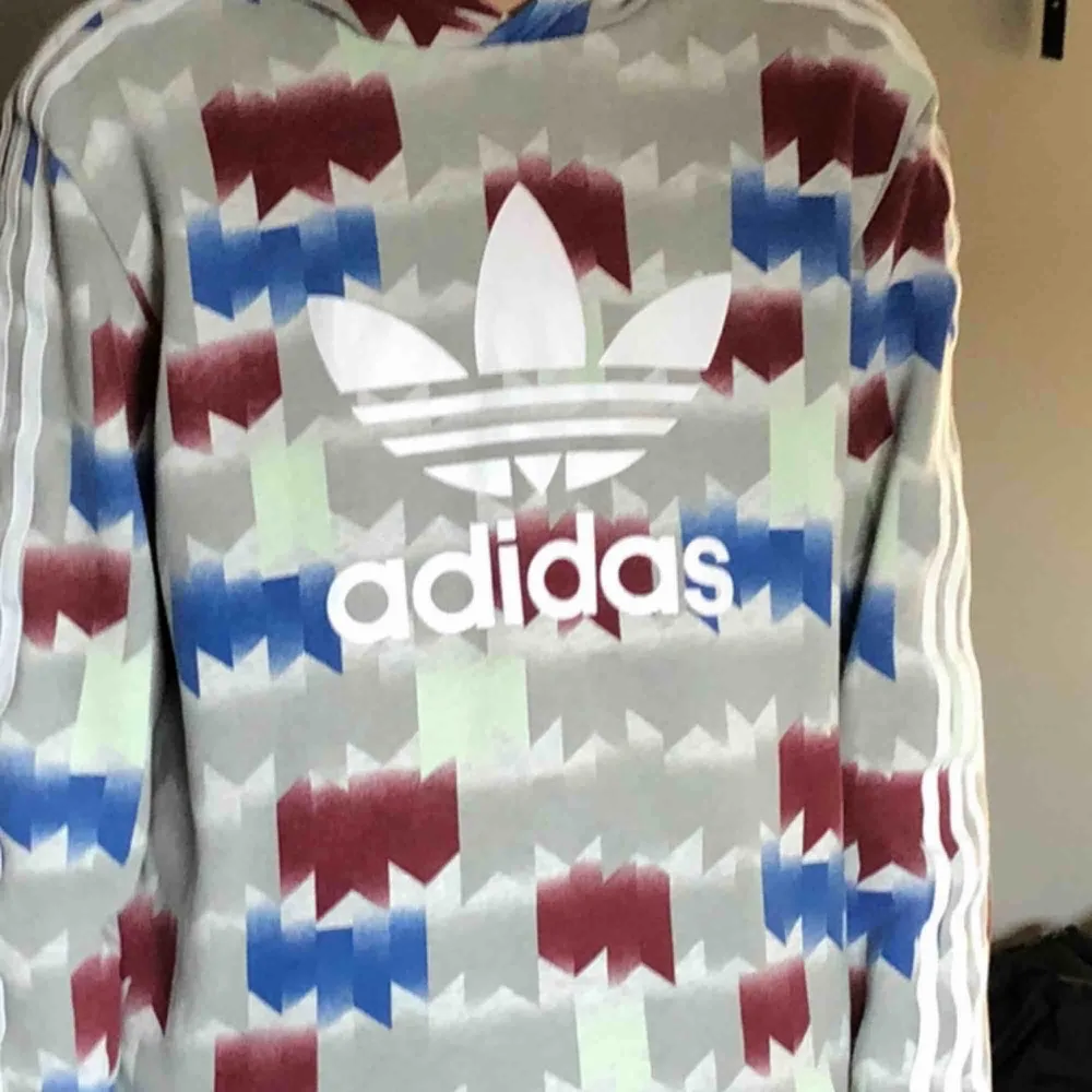 Adidas hoodie  Skick 9/10 Använd en sommar  Köpt för 600. Hoodies.