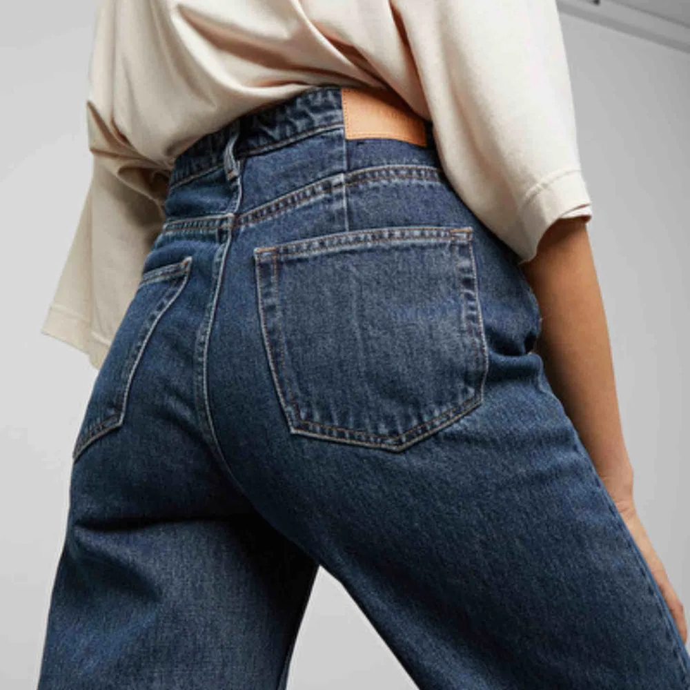 Så jävla fina byxor från weekday i modellen Ace! Älskar dem men de är förstora i midjan på mig!🥺❤️ . Jeans & Byxor.