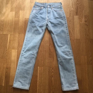 Vintage Levi’s 501 - Ljusa långa  tvättade Levisjeans som har medelhög midja. Använda 1 gg. Tyvärr är de för små för mig. Storleken är W27 L32 men skulle säga att de passar någon som har storlek 25 på byxor. Byxans midja är 69 cm. Köpare betalar frakt!💕
