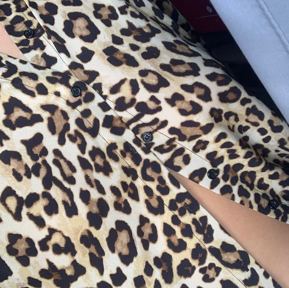 Superfin leopard skjorta! Aldrig använd!. Toppar.