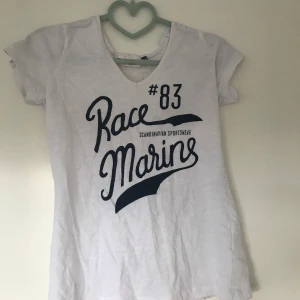 Race marine storlek 34 - En vit tröja från märkt race marine i fint skick inte så använd 