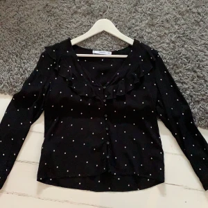 Blus  - Fin blus från mango, använd en gång. Hör gärna av dig vid intresse!