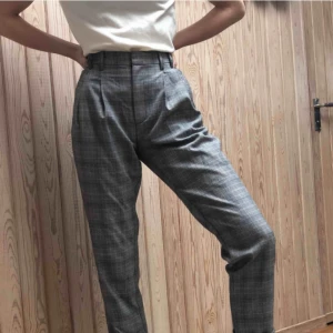 Grårutiga kostymbyxor - Grårutiga kostymbyxor i bomull, helt oanvända! Står storlek XS men skulle säga att de passar S bättre. Mjukt och skönt tyg! 