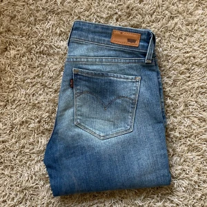 Levis Demi Curve - Levis jeans. Tight modell. Storlek 25. 