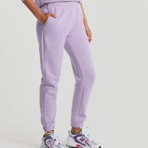 Lila sweatpants - Har använt en gång men de är för stora på mig så säljer vidare här. Nypris 249 kr :)