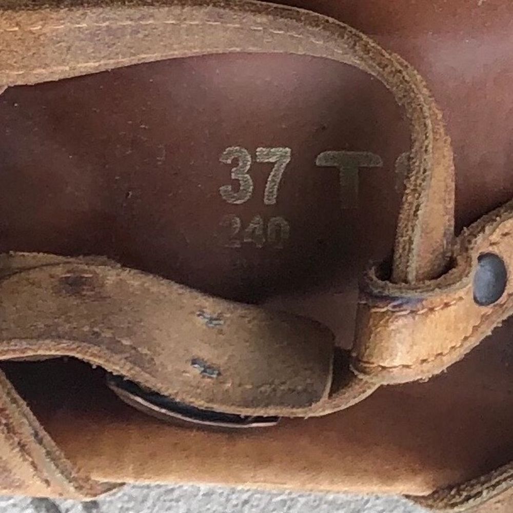Superfina sandaler från birkenstock som varit till stor användning (men är i bra skick, dom är bara ganska utgårds). Nu passar dom mig inte längre och söker ny ägare🥰 Modellen finns ej att köpa längre, skriv vid frågor, köparen står för frakten 💕. Skor.