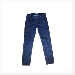 Kenzo x HM Tiger Jeans - Kenzo X HM tigerstriped jeans. Pris kan diskuteras, postar över hela Sverige och köparen står för fraktkostnad. Jag tar Swish som betalning.