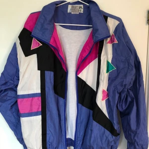 retro vindjacka - snyggaste 80tals vindjackan i storlek m! fräsch och bra skick. perfekt oversize så passar s och l beroende på hur du vill att den ska sitta. perfekt ovanlig sommarjacka för dig som gillar retro och 80tal🤩 ansvarar inte för postens slarv 