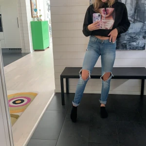 Crocker - Ett par lågmidjade ljusblåa jeans från Crocker, med hål på knäna. Storlek 27/32