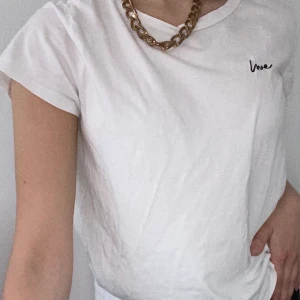 T-shirt med detalj - Knappt använd då den är för stor för mig. Passar XS-L beroende på hur tajt man vill ha den. Nypris:okänt.