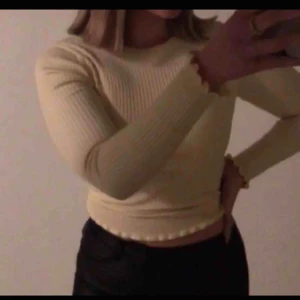  - Ribbad gul söt topp