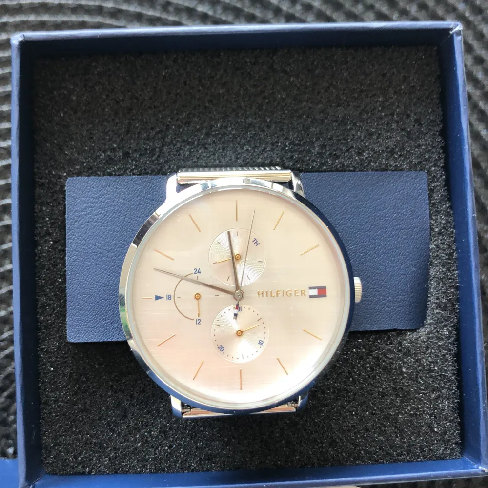 Klocka från tommy hilfiger knappt använd nypris 1700kr säljer för 1000kr elr högst bud kvitto finns . Muu.