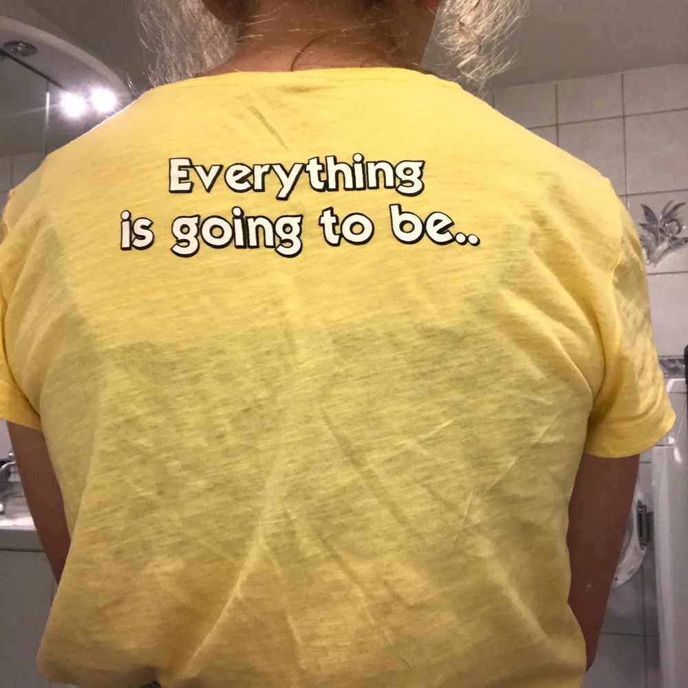 Säljer denna t-shirt med trycket ”everything is going to be alright” på ryggen+bröstet. Endast använd runt 5 ggr. Frakt tillkommer!💗. T-shirts.