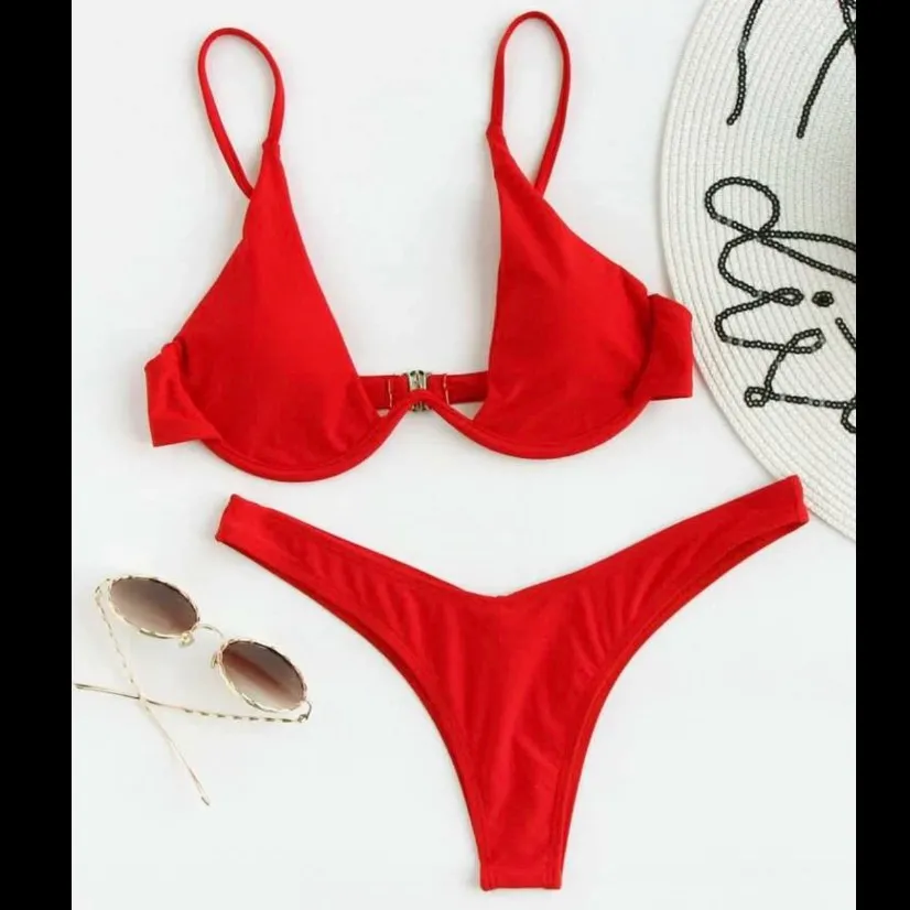 Helt NY & OANVÄND röd bikini från SHEIN❤️ endast testad men den var för stor varav jag säljer, size M.Underdelen är lite cheeky vilket ger skitsnygg passform! 🤩Köparen står för frakt. Skriv i DM för frågor. Toppar.