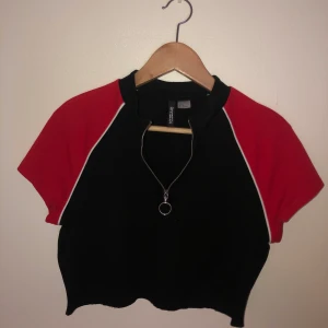 HM klänning som blev en topp - Köpte denna från hm, det var en klänning men jag klippte den för att det skulle bli en snygg topp och har aldrig använt den, blev lite för kort men den är suuuper snygg och har lite stretch i sig! Aldrig använt❤️