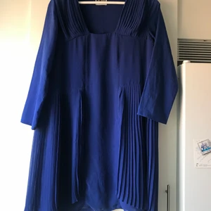 Blå klänning Weekday M - Blå plisserad klänning från Weekday i 20-talsstuk. Den är fodrad. Storlek M. Portot är 44kr. 