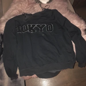Tröja med tryck Tokyo - Tröja . Använd men fint skick! Lite oversize på mig som är small så passar M också!