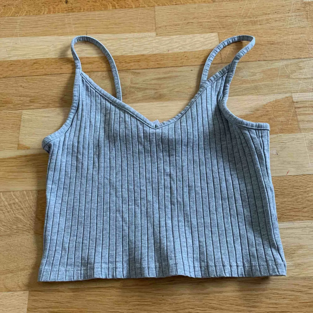 Grå crop top från HM. Toppar.