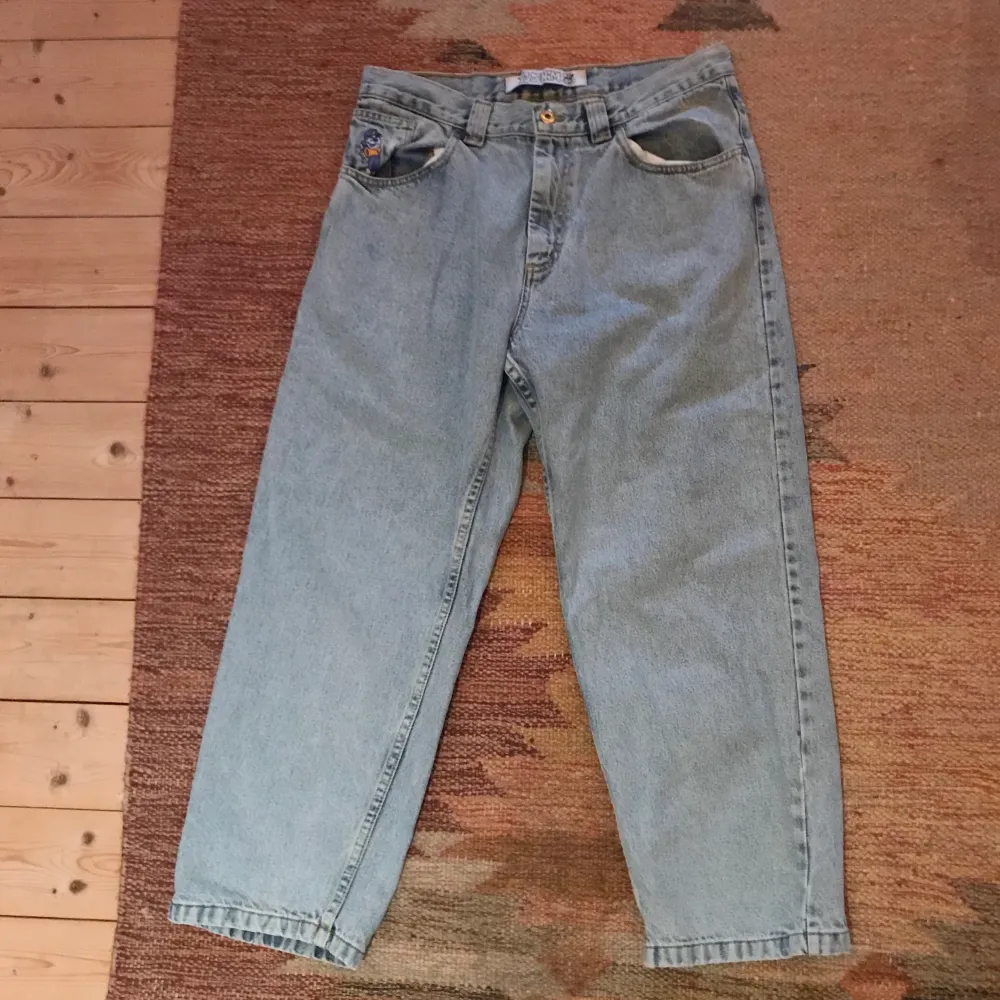Ljusblåa polar jeans 93, inköpta på caliroots för några år sedan. Lite slitna på sina ställen men det syns knappt. Kan mötas i Lund/Malmö eller delar vi på fraktkostnaden :). Jeans & Byxor.