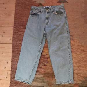 Ljusblåa polar jeans 93, inköpta på caliroots för några år sedan. Lite slitna på sina ställen men det syns knappt. Kan mötas i Lund/Malmö eller delar vi på fraktkostnaden :)