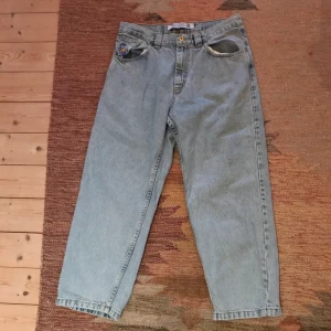 Polar Skate CO 93 jeans - Ljusblåa polar jeans 93, inköpta på caliroots för några år sedan. Lite slitna på sina ställen men det syns knappt. Kan mötas i Lund/Malmö eller delar vi på fraktkostnaden :)
