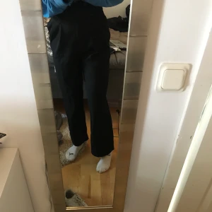 Svarta kostymbyxor från Monki - Används inte längre för har köpt ett par nya kostymbyxor 🥰 storlek 32 men passar mig jättebra som är en normal s (34/36) kan användas med eller utan skärp💓, fraktkostnad tillkommer