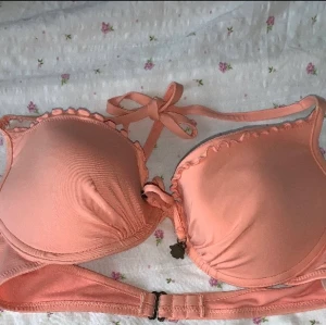 Bikini - Säljer denna fina bikini överdelen med lite push up som endast är använd 2 ggr men inte har kommit till användning fler gånger pga fel storlek. Önskas det en bikini underdel till som matchar finns det men dem är tyvärr också använda. Frakt tillkommer!!