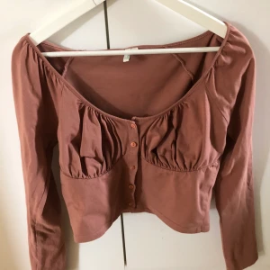 Söt tröja - Denna tröja är i en jätte fin gammelrosa färg och passar till vardags och festligheter. Storlek S. Tröjan passar bäst till de med större byst. Därav säljer jag den.