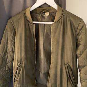 En snygg militärgrön jacka från H&M, sitter som en XS.💚