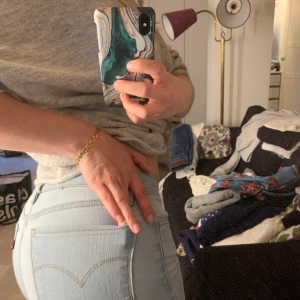 Levis  - Använda fåtal gånger stolek 25