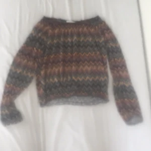 Ny ofsholder tröja från kappahl strl 158 - En ofsholder tröja man kan har det både ofsholder eller vanligt storlek 158 till 164 ny skick har aldrig använt.