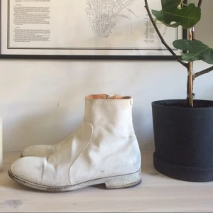  -  Så snygga Maison Martin Margiela skor strl 40 säljes för 700 kr! Inte från HM's samarbete. Tror det är en herr storlek(lite stora i storleken) men jag har använt dom och jag har strl 40-41. I använt skick men superfina ändå, lägger bilder under kommentarer. Kan skickas med postr men spårbart för 59 kr.